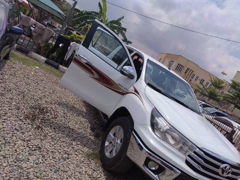 Thumbnail 2 of 2019 Toyota Hilux LE